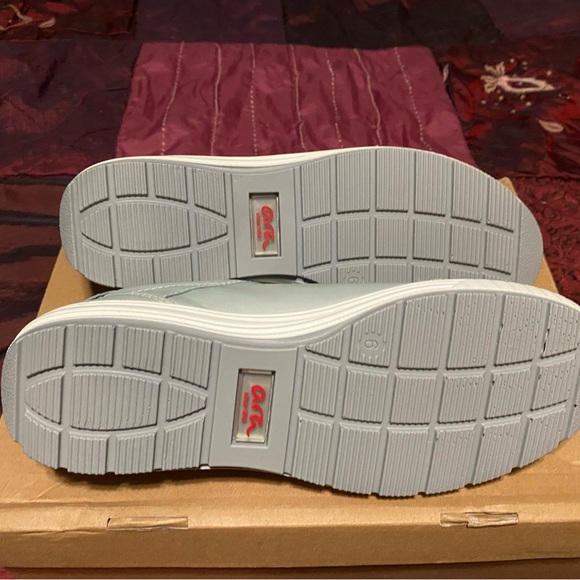 New in Box. Leather Comfortable Shoes in a neutral sage color! Portugal. Size 8 - Picture 3 of 3